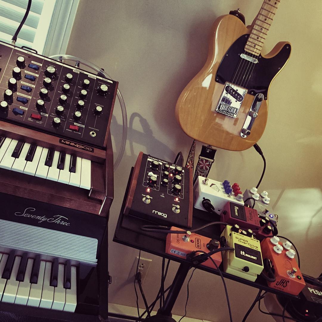 Quik Lok laptop stand doubles as a pretty sweet pedal board. 🎹🎸🎶