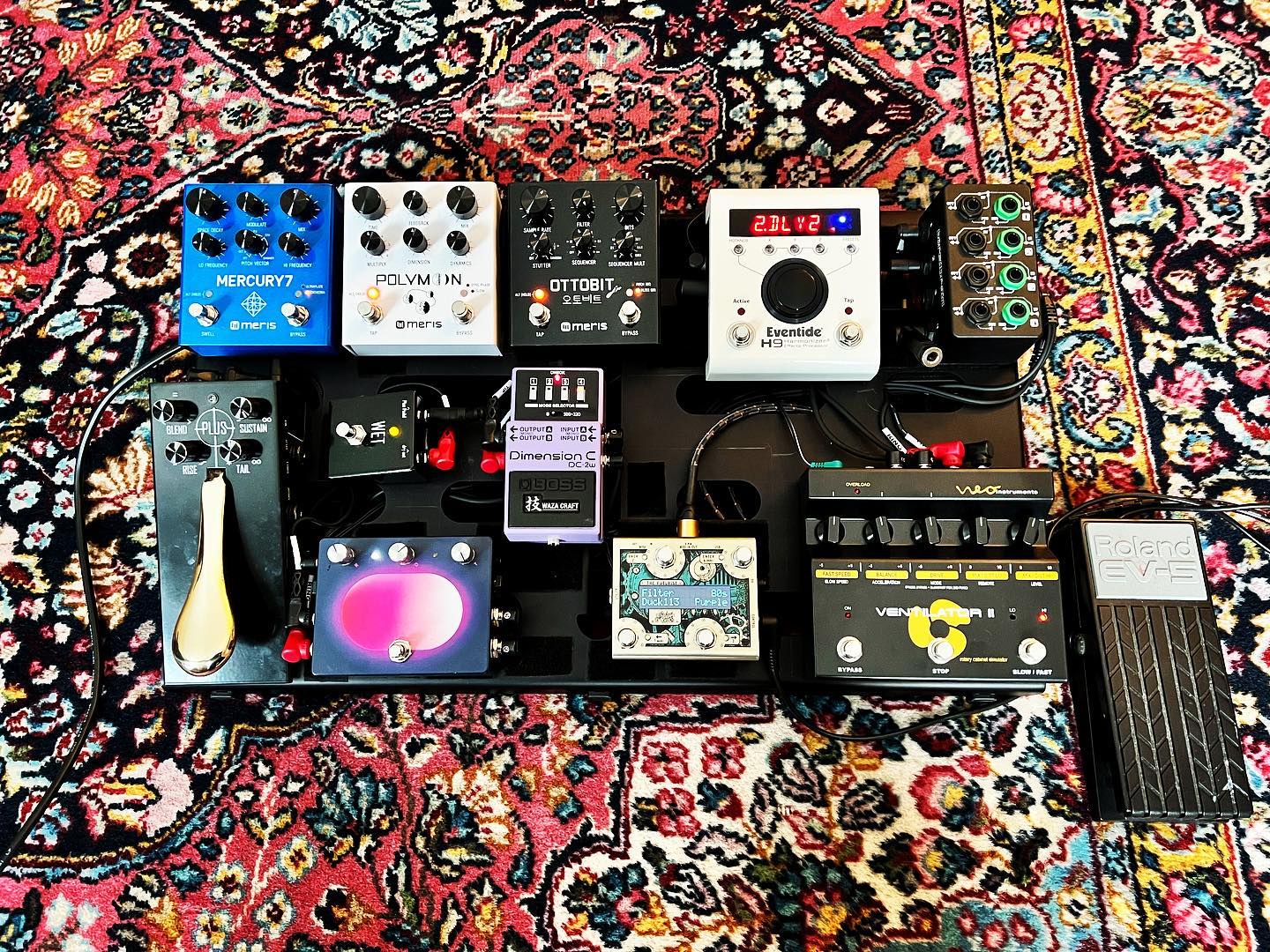 I finally cleaned up the pedalboard